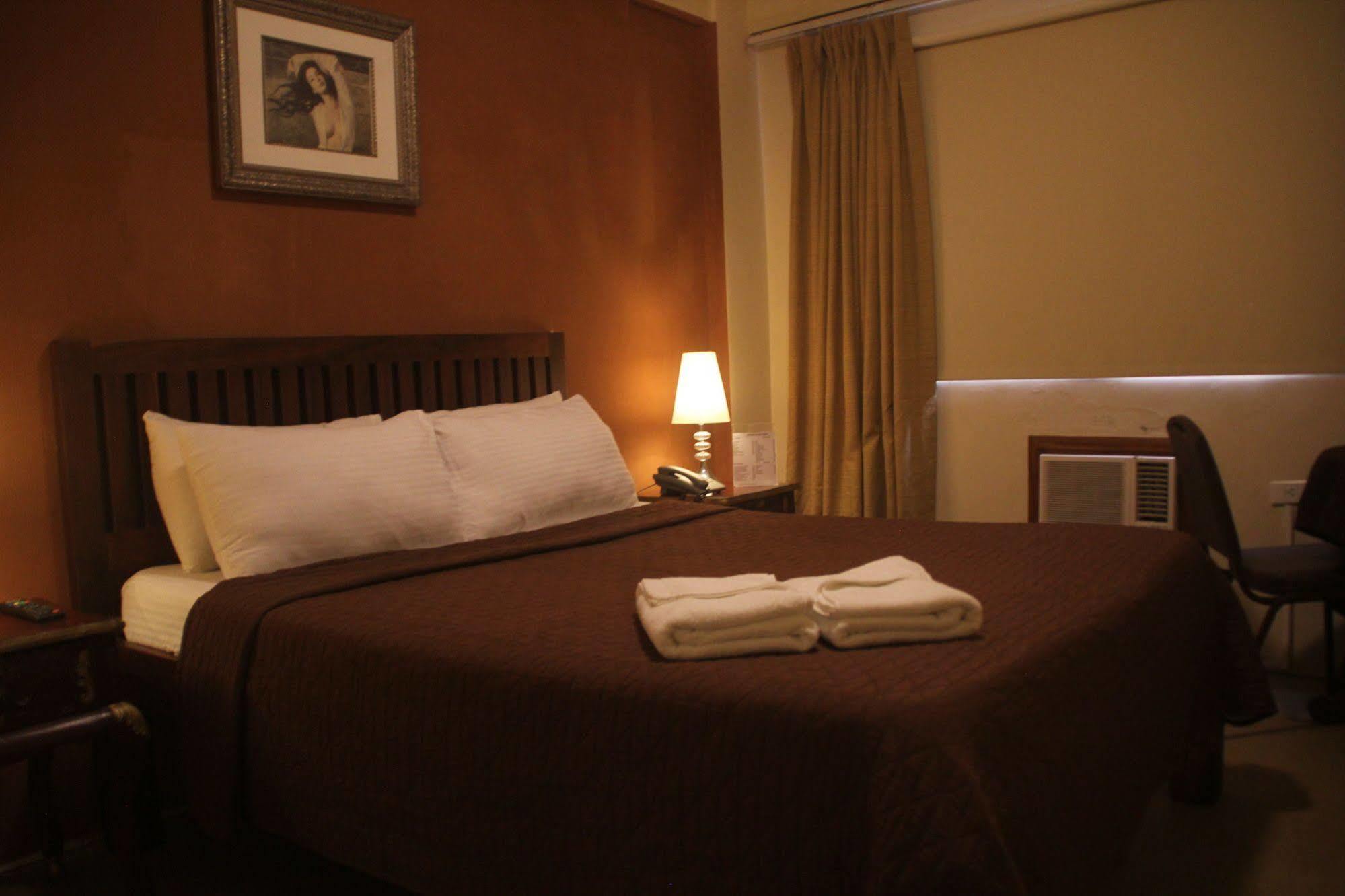 Spring Plaza Hotel Dasmarinas Ngoại thất bức ảnh